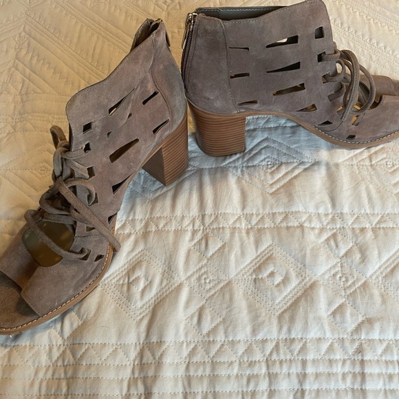 Vince Camuto Brown Suede Heeled gladiator style. - Picture 4 of 8